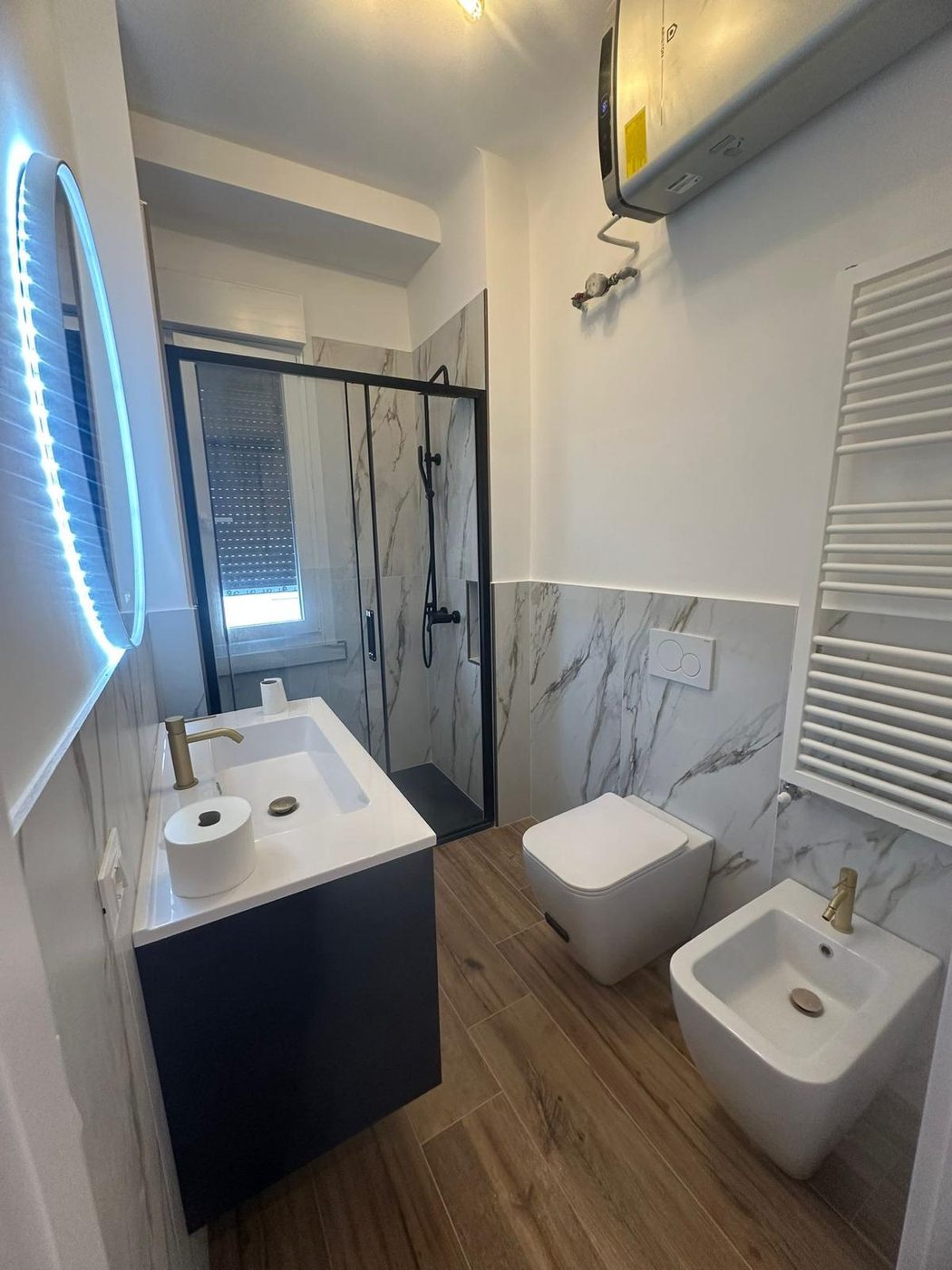 Bagno effetto marmo con doppio lavabo e illuminazione LED