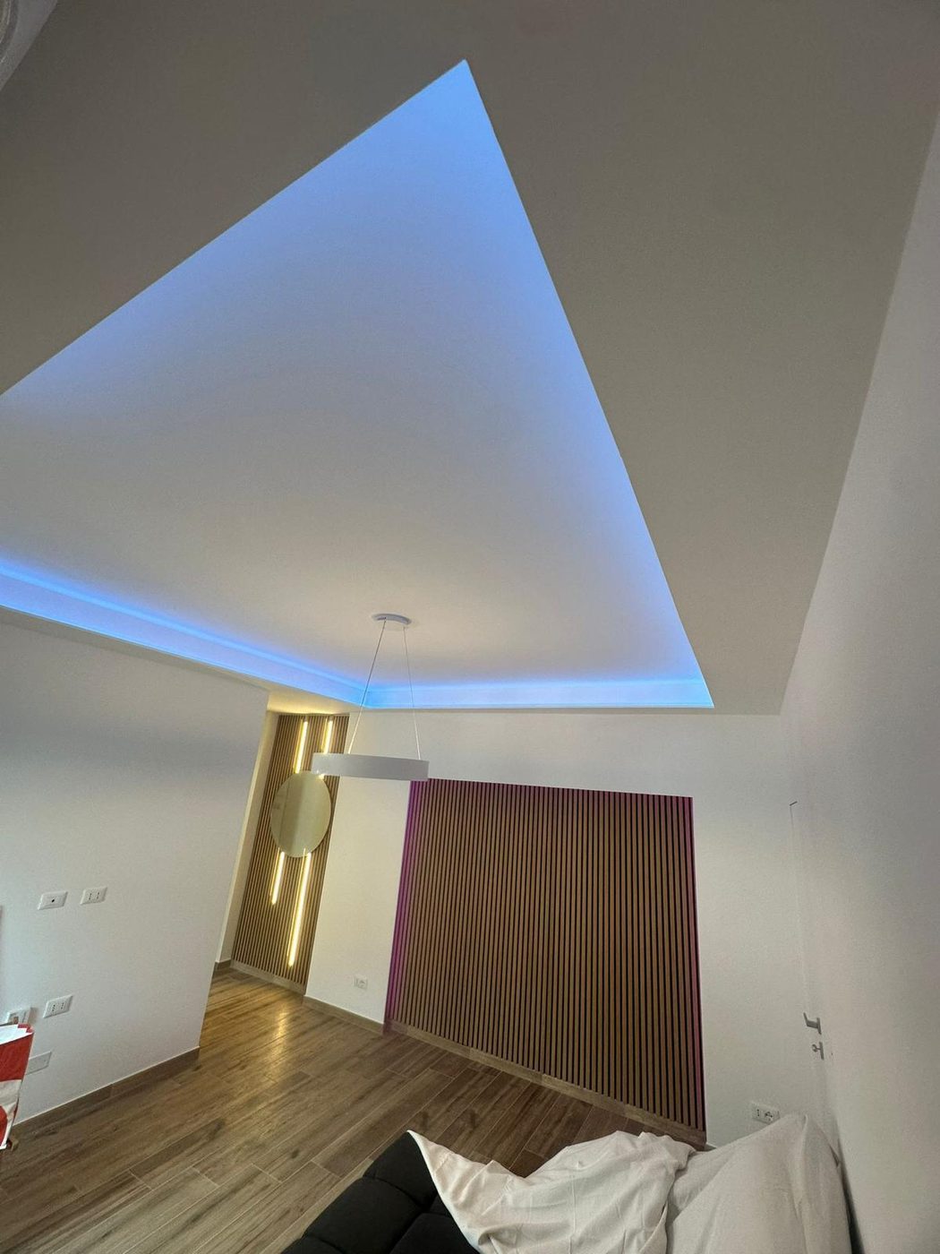 Ambiente moderno con parete in legno e luce LED a soffitto